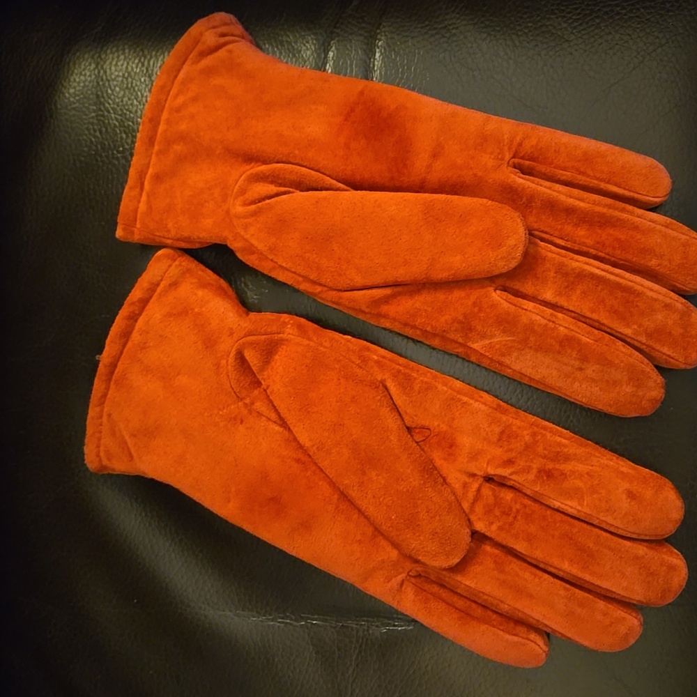 Isotoner Red Suede Leather Gloves Tan Soft Acrylic Lined Elastic Cuff Medium EUC - Picture 2 of 4